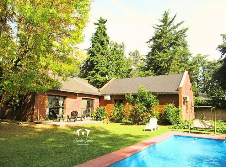 Casa · 220m² · 4 Ambientes · 1 Cochera