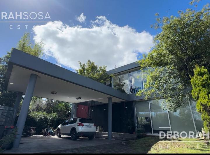 Casa · 238m² · 5 Ambientes · 2 Cocheras