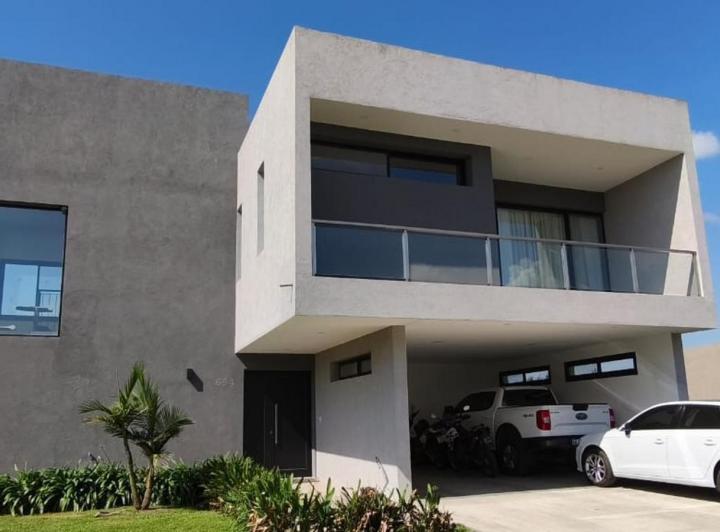 Casa · 240m² · 4 Ambientes · 2 Cocheras