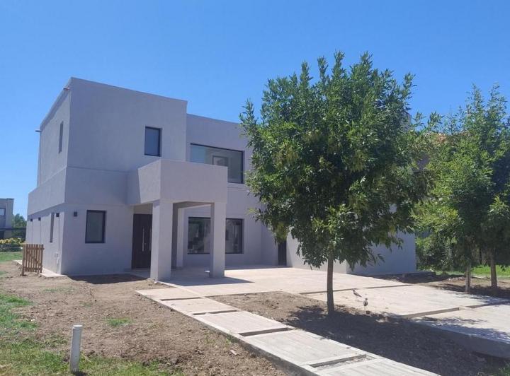 Casa · 276m² · 4 Ambientes · 4 Cocheras