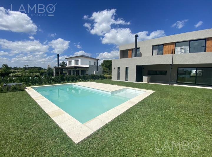 Casa · 233m² · 8 Ambientes · 2 Cocheras