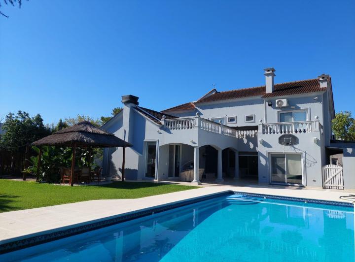 Casa · 367m² · 8 Ambientes · 2 Cocheras
