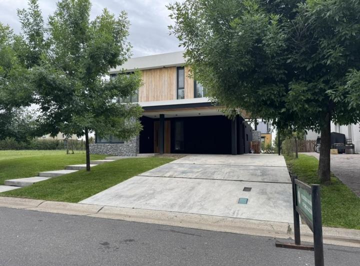 Casa · 220m² · 3 Dormitorios · 2 Cocheras