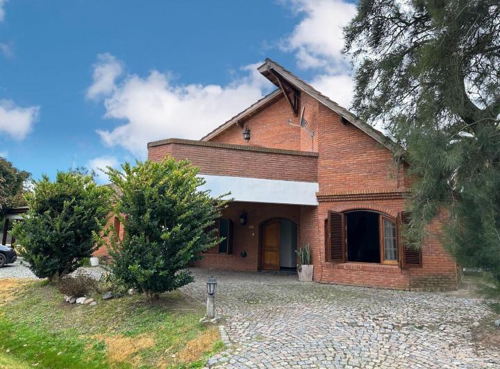 Casa · 200m² · 5 Ambientes · 5 Cocheras