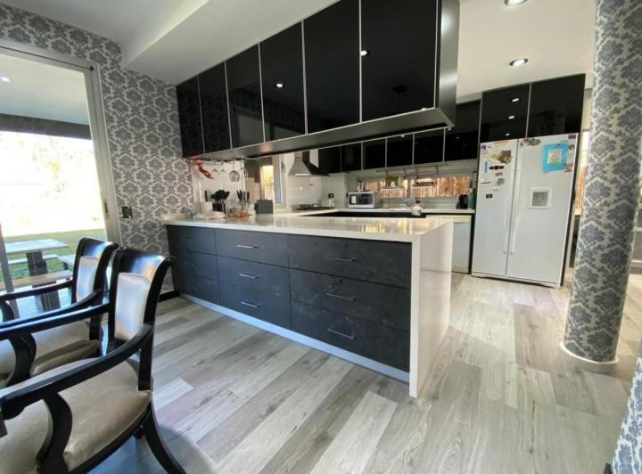 Casa · 169m² · 3 Dormitorios · 2 Cocheras