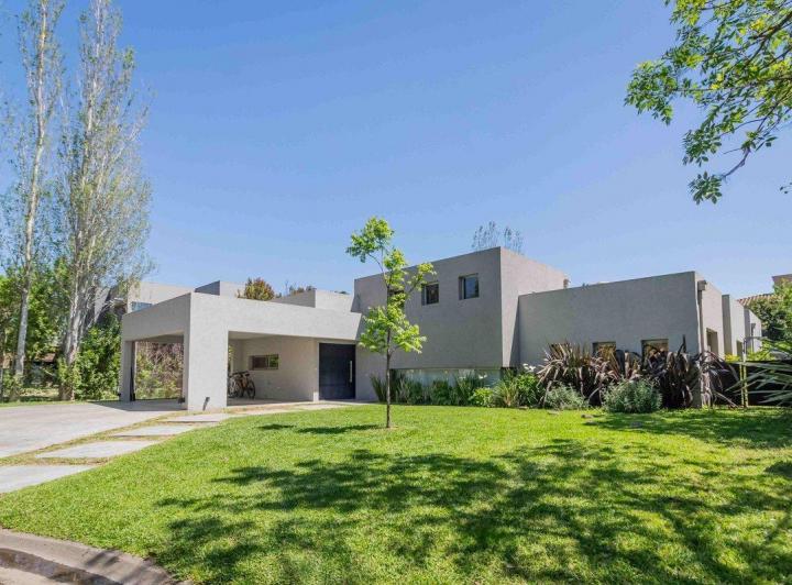 Casa · 249m² · 5 Ambientes · 2 Cocheras