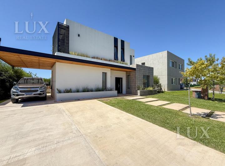 Casa · 209m² · 6 Ambientes · 5 Cocheras