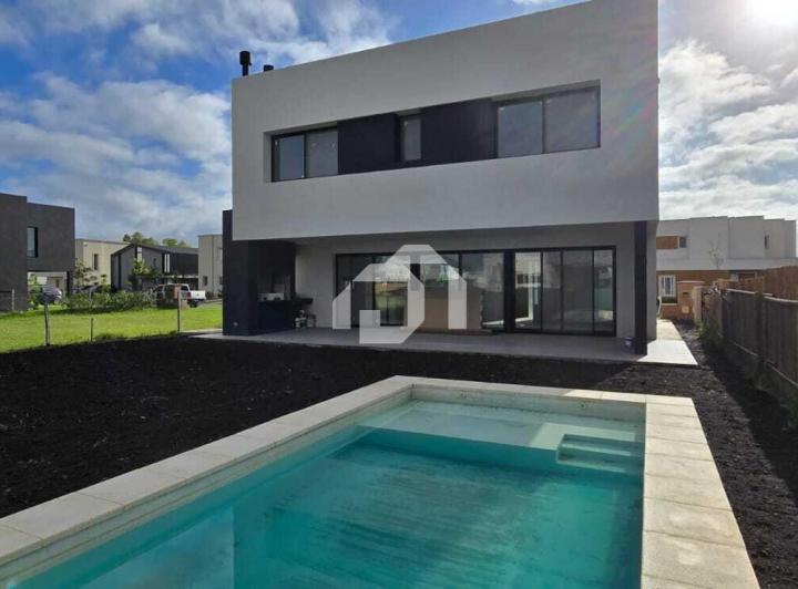 Casa · 175m² · 4 Ambientes · 2 Cocheras
