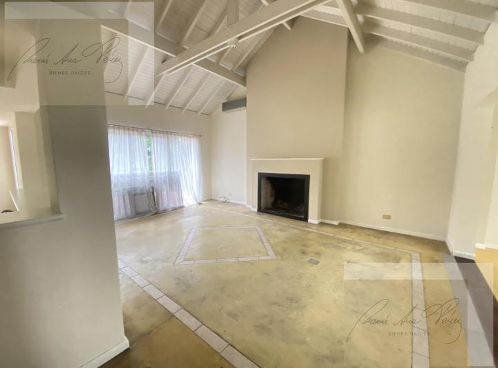 Casa · 237m² · 4 Ambientes · 2 Cocheras