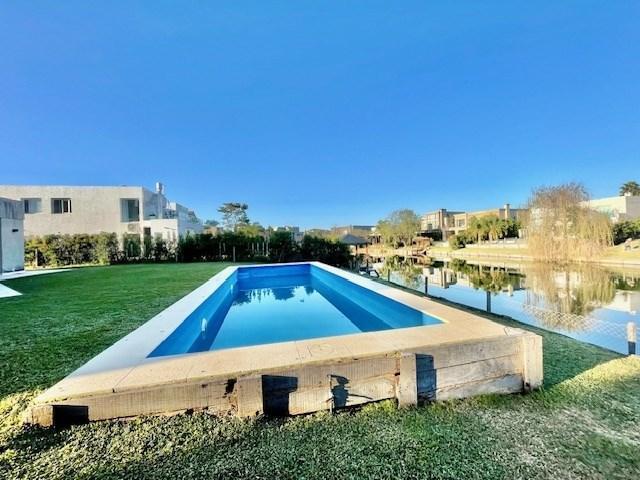 Casa · 380m² · 4 Ambientes · 4 Cocheras