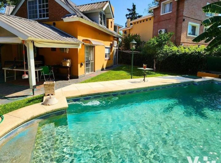 Casa · 245m² · 4 Ambientes · 1 Cochera