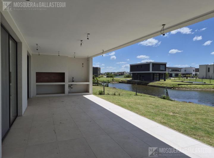 Casa · 223m² · 5 Ambientes · 4 Cocheras