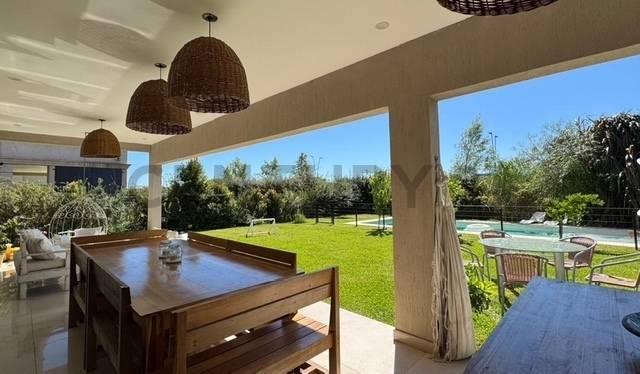 Casa · 243m² · 5 Ambientes · 1 Cochera