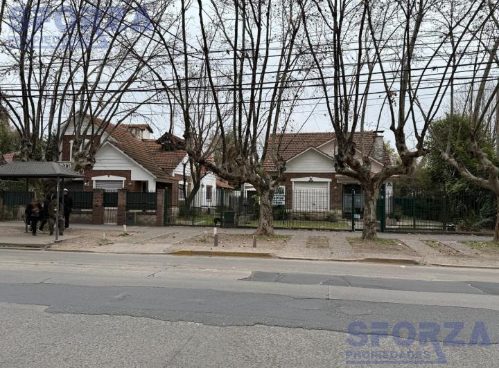 Casa · 393m² · 4 Ambientes · 3 Cocheras