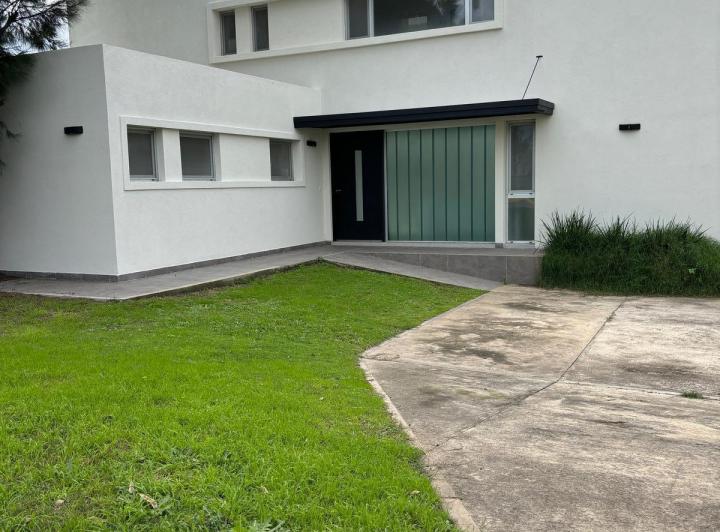 Casa · 200m² · 3 Dormitorios · 2 Cocheras