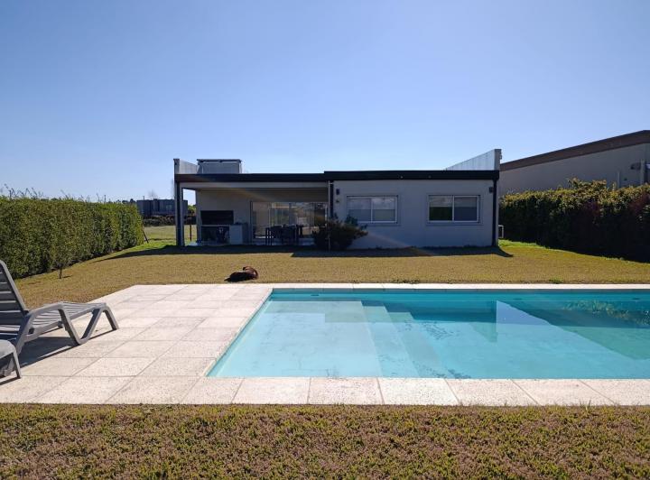 Casa · 111m² · 4 Ambientes · 3 Cocheras