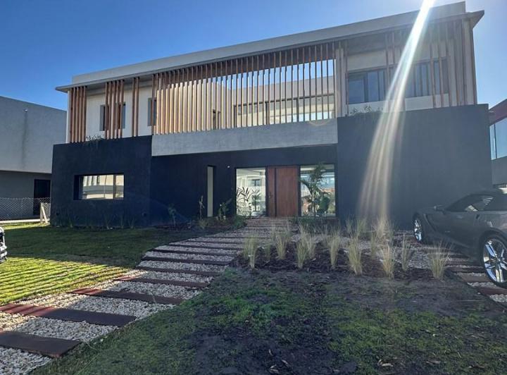 Casa · 221m² · 4 Ambientes · 1 Cochera