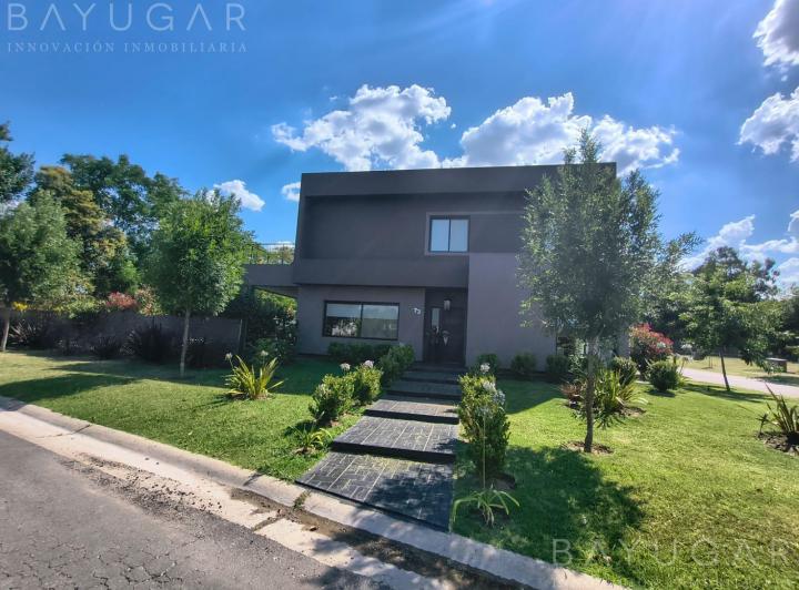 Casa · 160m² · 4 Ambientes · 2 Cocheras