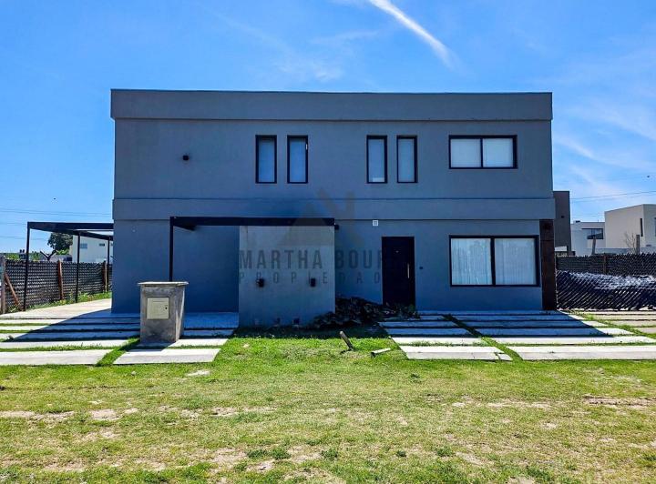 Casa · 120m² · 4 Ambientes · 3 Cocheras