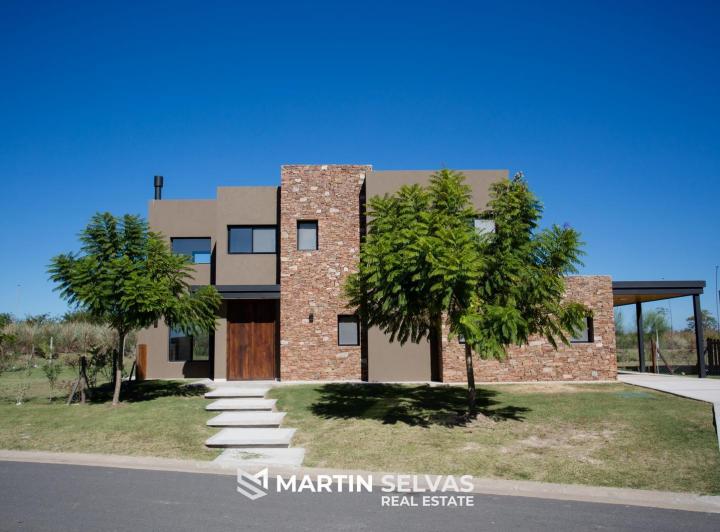 Casa · 290m² · 6 Ambientes · 2 Cocheras
