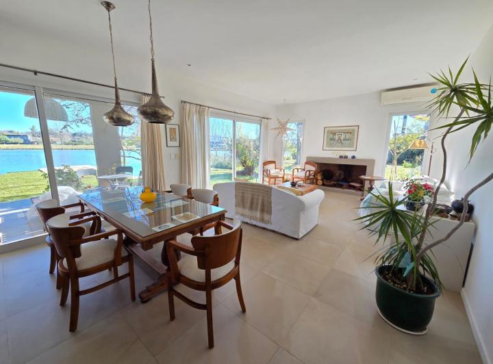 Casa · 200m² · 6 Ambientes · 4 Cocheras
