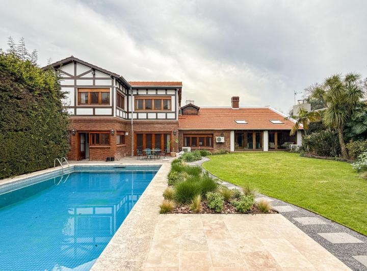Casa · 455m² · 6 Ambientes · 4 Cocheras