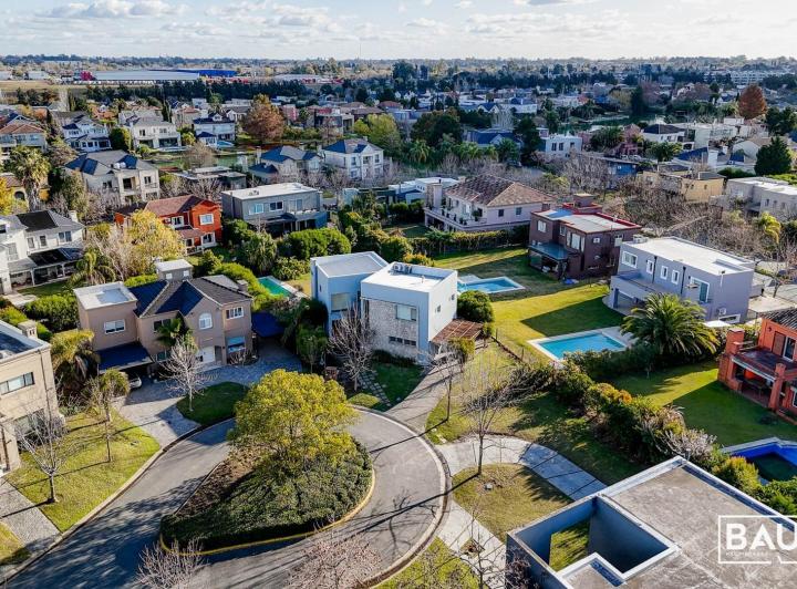 Casa · 200m² · 6 Ambientes · 1 Cochera