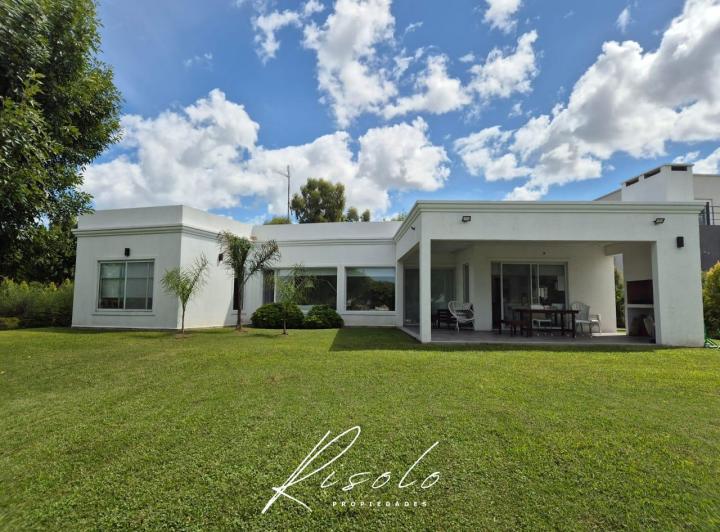 Casa · 158m² · 5 Ambientes · 4 Cocheras