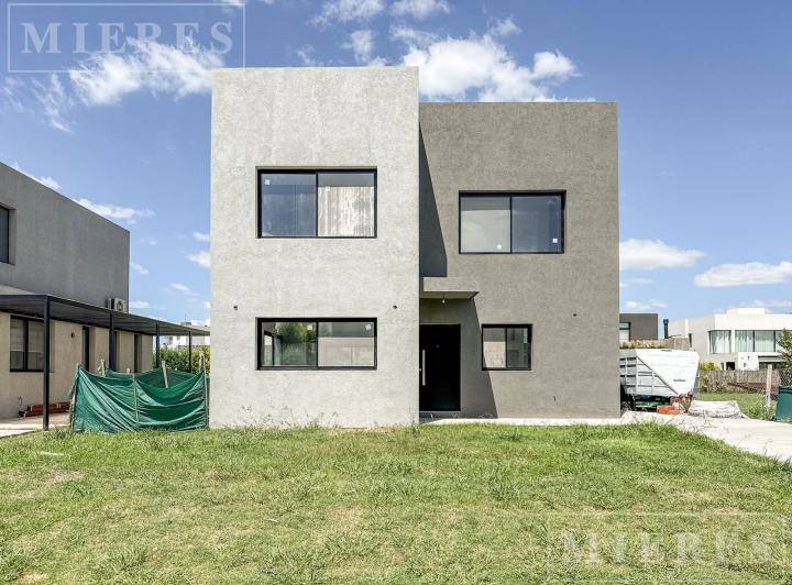 Casa · 176m² · 6 Ambientes · 2 Cocheras