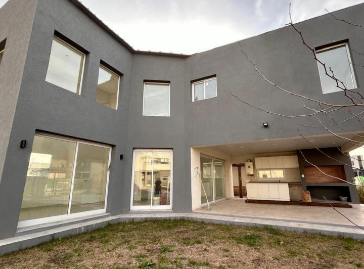Casa · 157m² · 4 Ambientes · 2 Cocheras