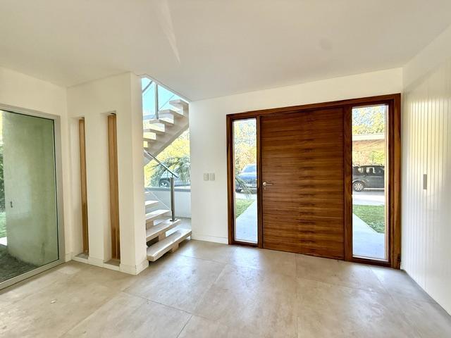 Casa · 303m² · 4 Ambientes · 6 Cocheras