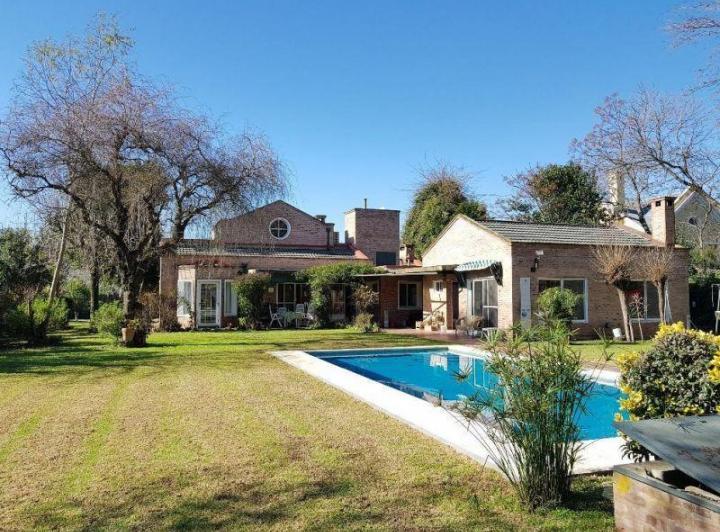 Casa · 232m² · 4 Ambientes · 2 Cocheras