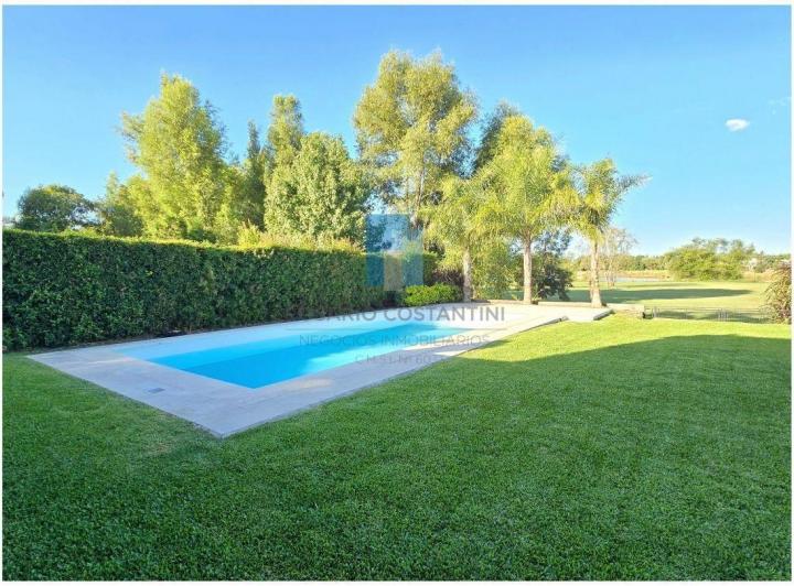 Casa · 243m² · 5 Ambientes · 4 Cocheras