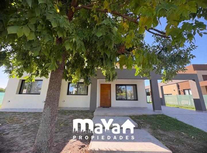 Casa · 190m² · 4 Ambientes · 6 Cocheras