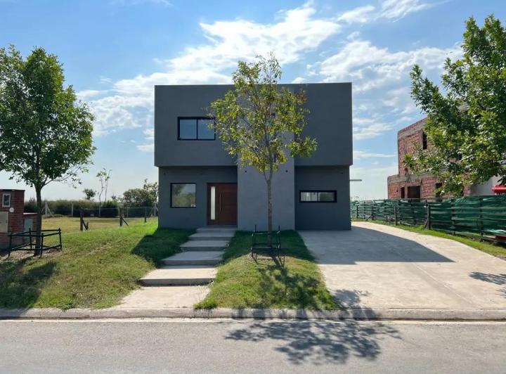 Casa · 138m² · 4 Ambientes · 4 Cocheras