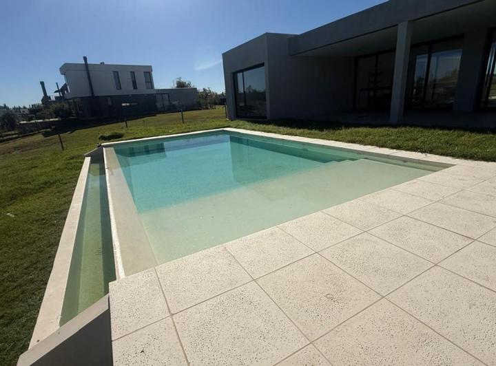 Casa · 259m² · 4 Ambientes · 3 Cocheras