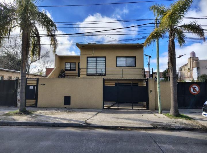 Casa · 200m² · 5 Ambientes · 4 Cocheras