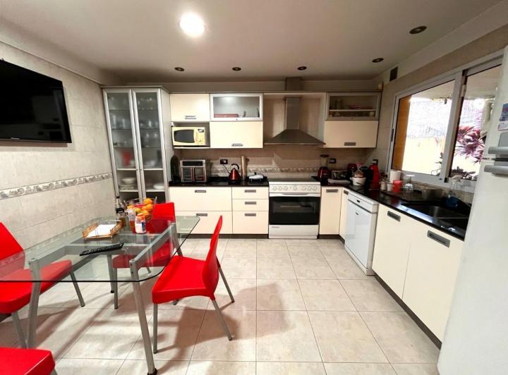 Casa · 300m² · 5 Ambientes · 2 Cocheras
