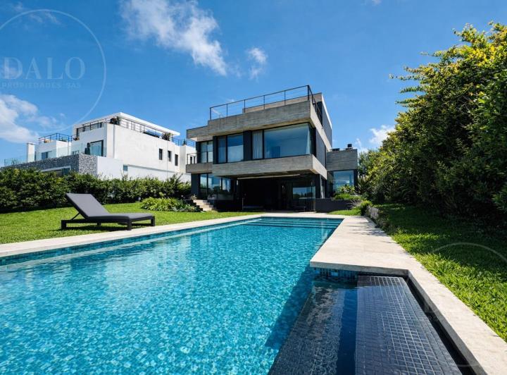 Casa · 373m² · 7 Ambientes · 4 Cocheras