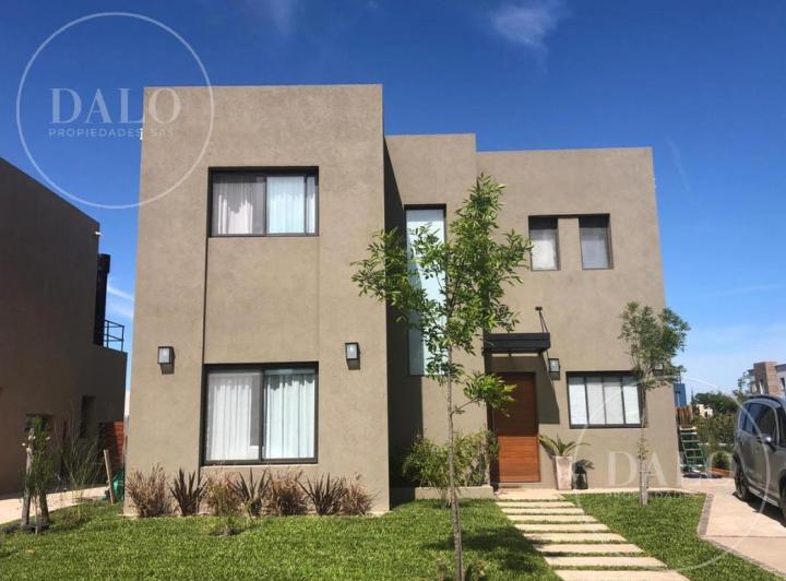 Casa · 150m² · 5 Ambientes · 3 Cocheras