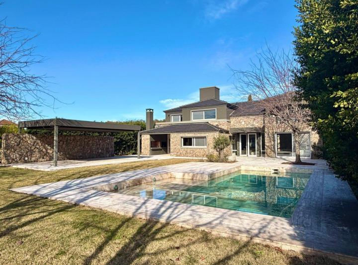 Casa · 480m² · 6 Ambientes · 4 Cocheras