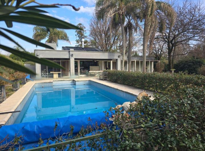 Casa · 255m² · 5 Ambientes · 2 Cocheras
