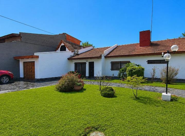 Casa · 211m² · 6 Ambientes · 6 Cocheras