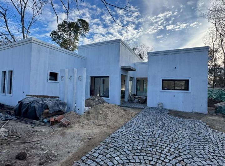 Casa · 181m² · 5 Ambientes · 2 Cocheras