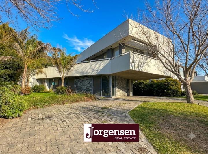 Casa · 240m² · 6 Ambientes · 1 Cochera