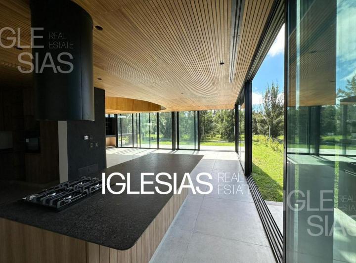 Casa · 300m² · 6 Ambientes · 2 Cocheras