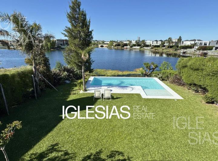 Casa · 259m² · 5 Ambientes · 2 Cocheras