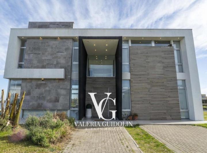 Casa · 1200m² · 4 Ambientes · 4 Cocheras