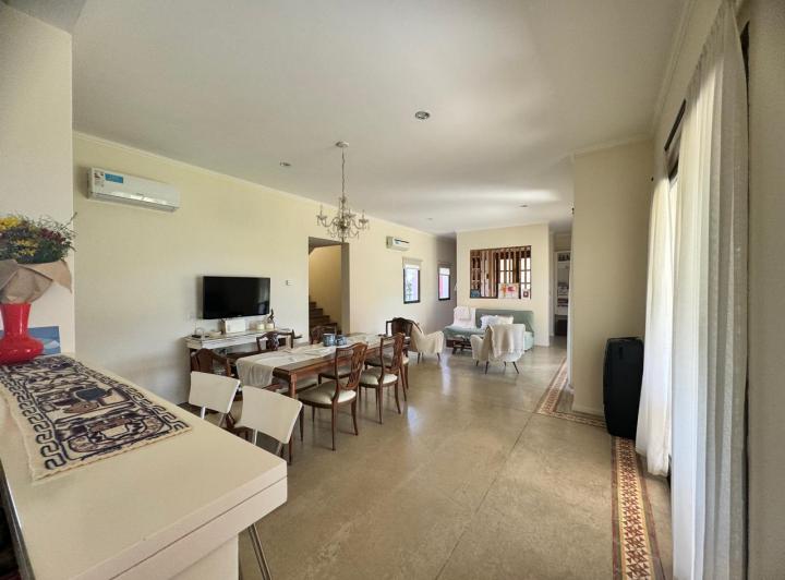 Casa · 180m² · 4 Ambientes · 6 Cocheras