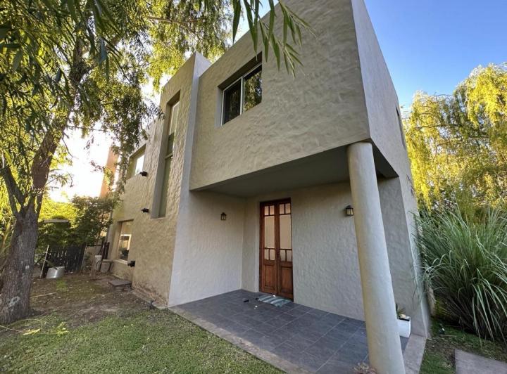 Casa · 240m² · 5 Ambientes · 3 Cocheras